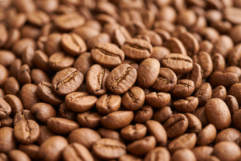 ¿Café molido o en grano? La física detrás de una taza fresca
